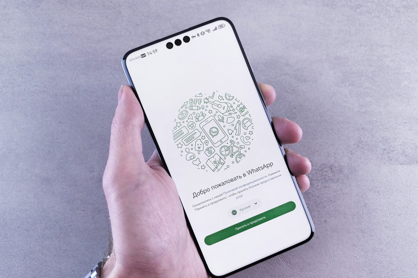 Society payments today: bank details, screenshots and follow-ups scattered across WhatsApp groups · Photo: Unsplash